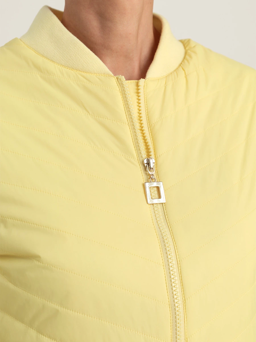 Куртка лимонного цвета на легком утеплителе